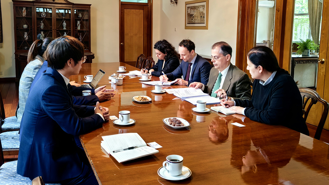 世界物联网大会执委会主席何绪明一行访问希腊驻华大使馆