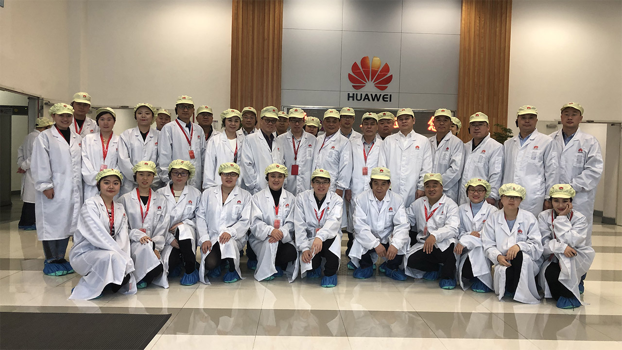 世界物联网大会何绪明主席参观华为设备生产线